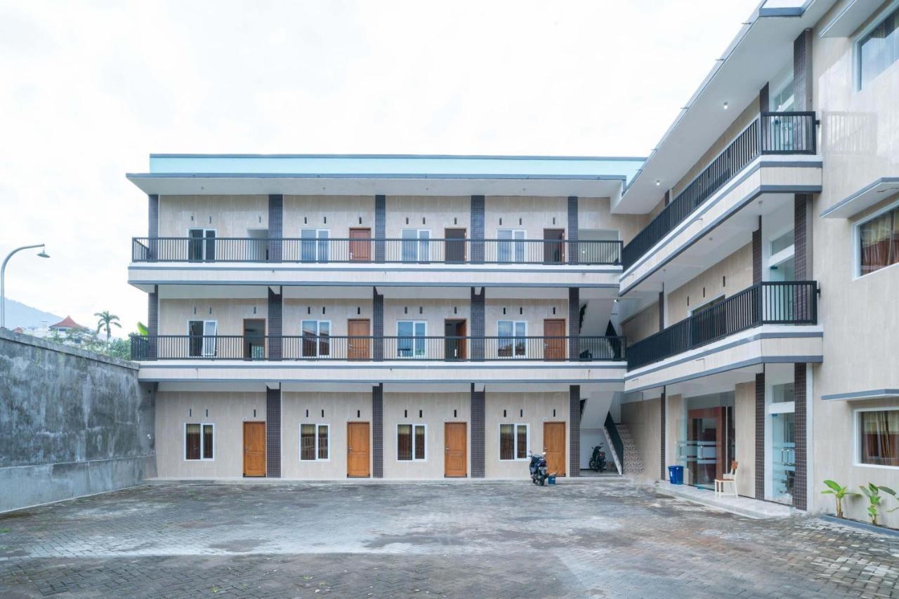 Sans Hotel Queen Batu Sumber Brantas Eksteriør billede